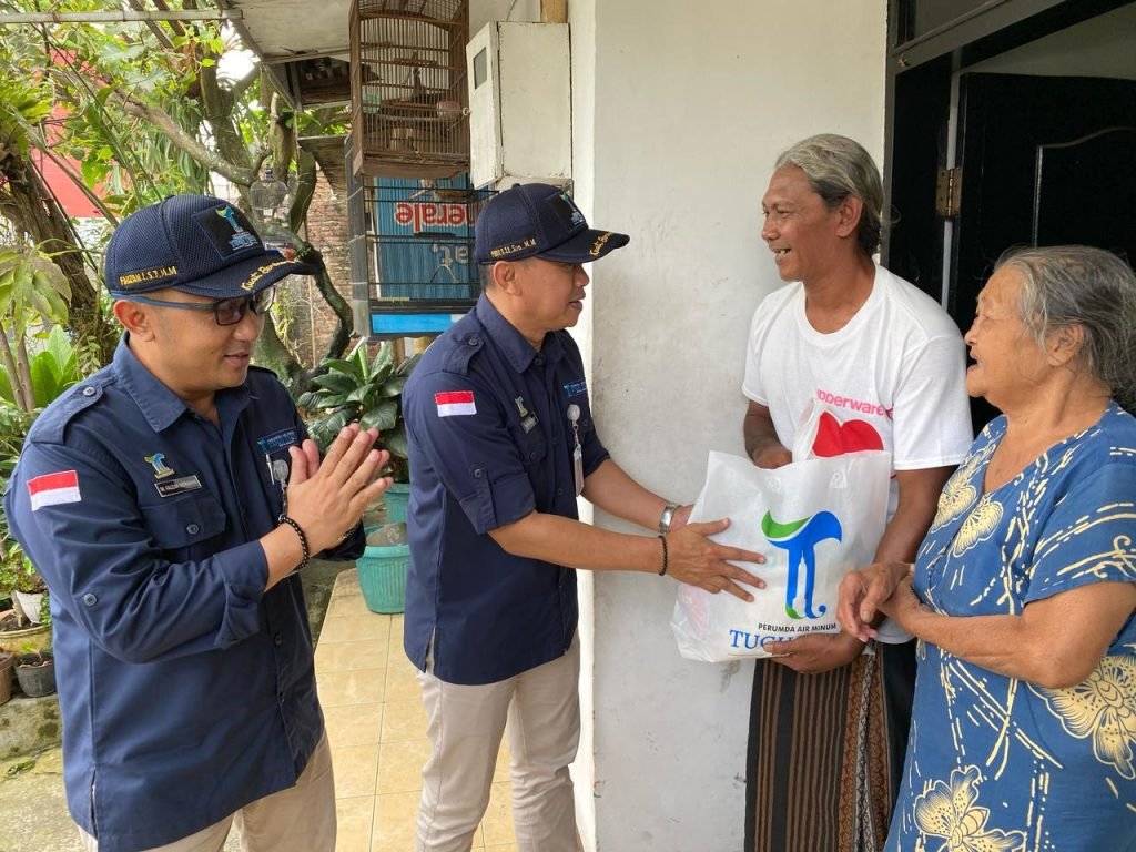 Tugu Tirta Sapa Warga, Peduli dan Berbagi dengan Pelanggan MBR