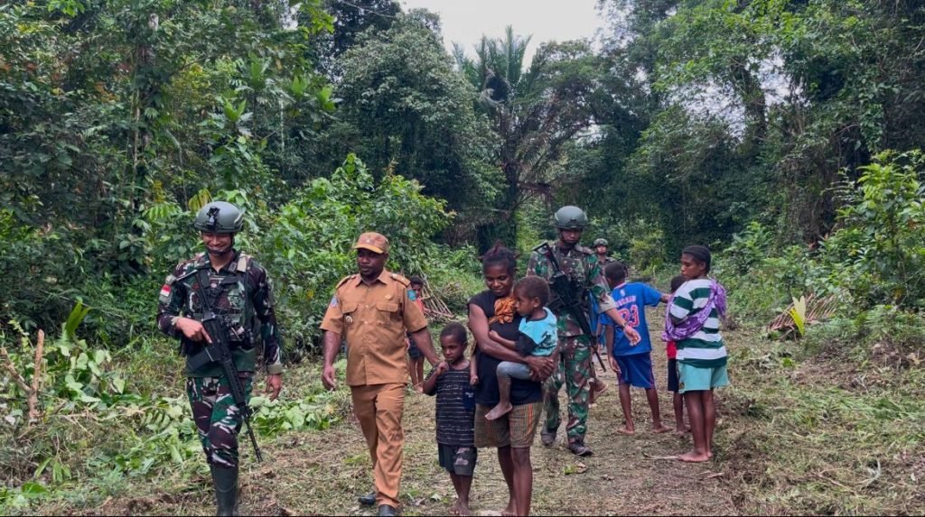 Kembali ke Pangkuan Ibu Pertiwi, Satgas Pamtas Yonif 501/BY Jemput Keluarga OPM