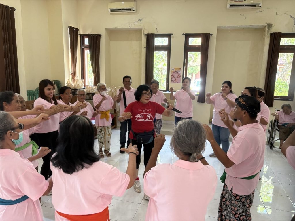 Aksi Peduli Kesehatan Lansia, Srikandi PLN UP2B Bali Wujudkan Semangat Kartini Masa Kini