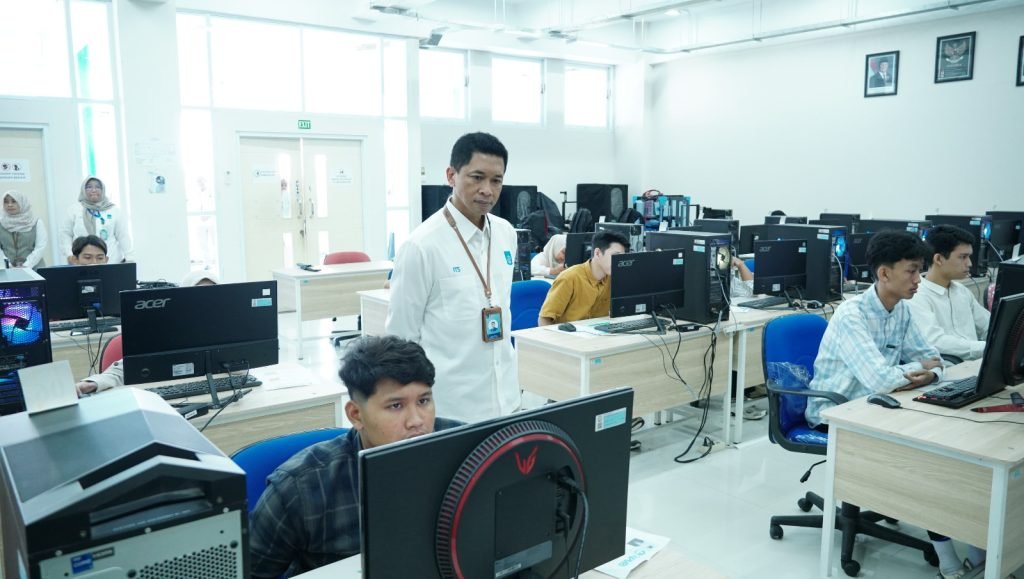 Rektor ITS Tinjau Langsung Hari Pertama UTBK