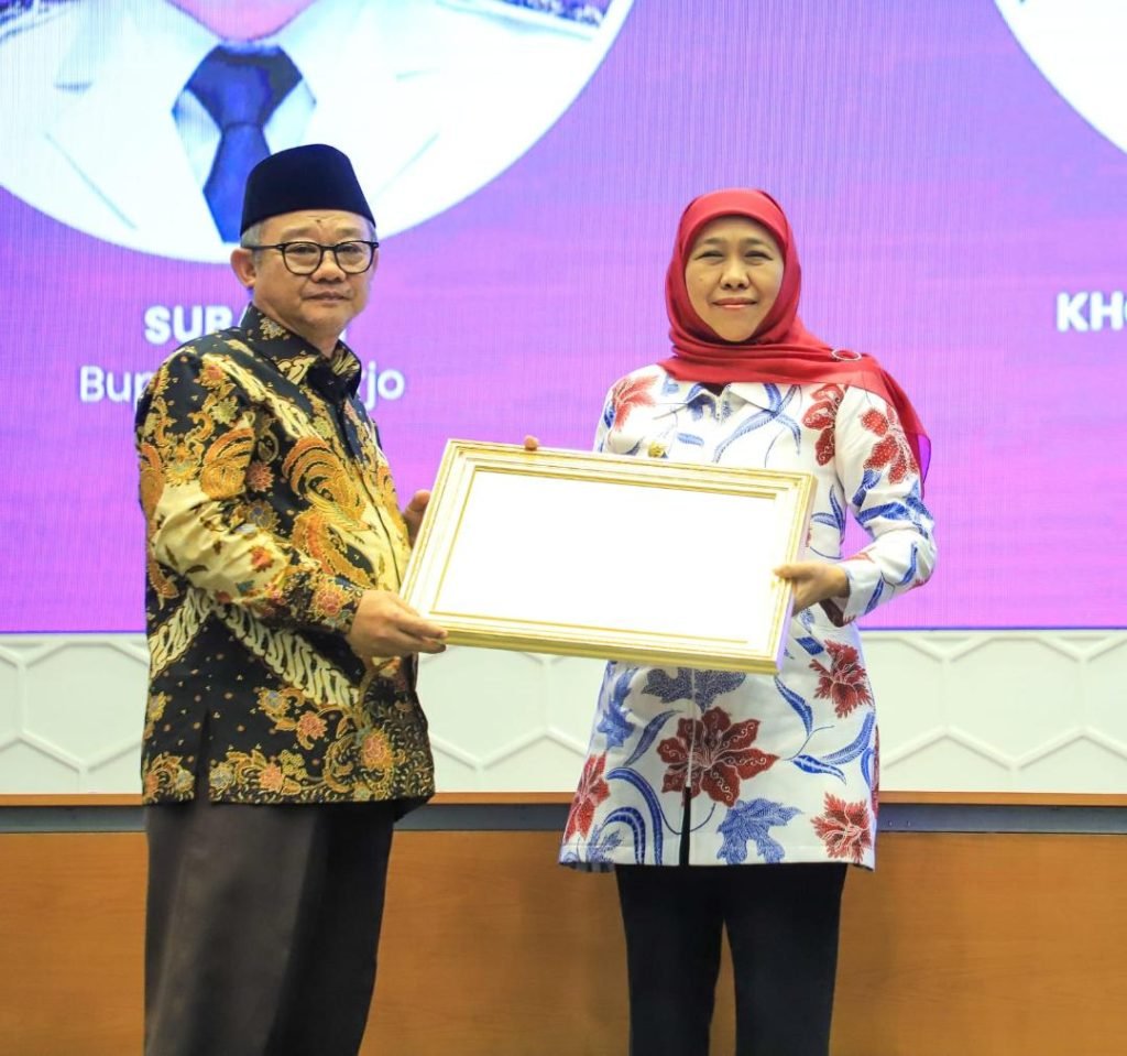 Gubernur Khofifah Raih Penghargaan Menteri Dikdasmen