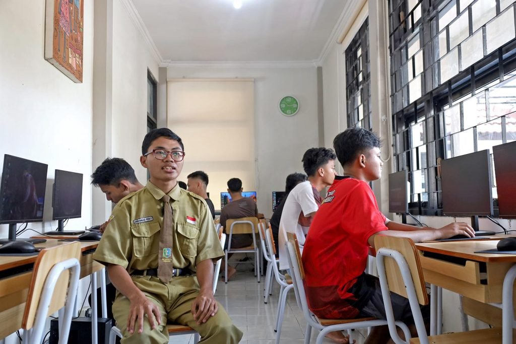 Omah Ilmu Arek Suroboyo Berikan Kuliah Gratis