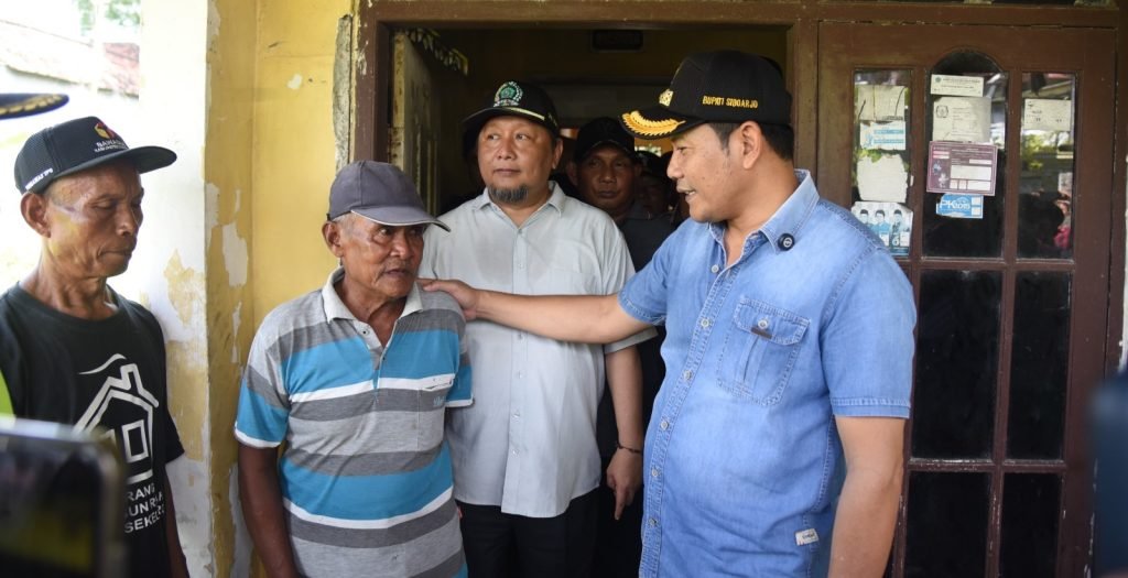 Bupati Sidoarjo Subandi Sidak RTLH di Desa Sebani, Janji Perbaikan Atap hingga Jamban