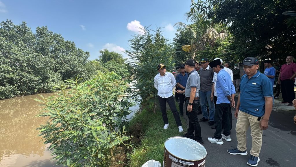 Tanggapi Laporan Warga, Bupati Sidoarjo Tinjau Tangkis Sungai Longsor di Balongbendo