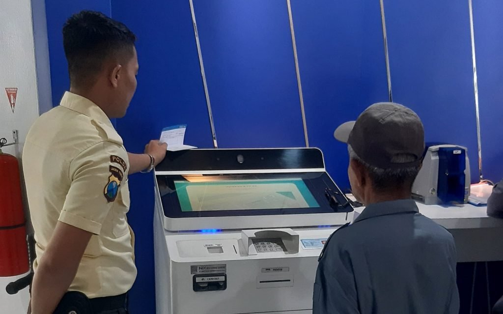 Nasabah Lansia Bisa Bertransaksi Nyaman melalui Digital Corner BRI BO Waru