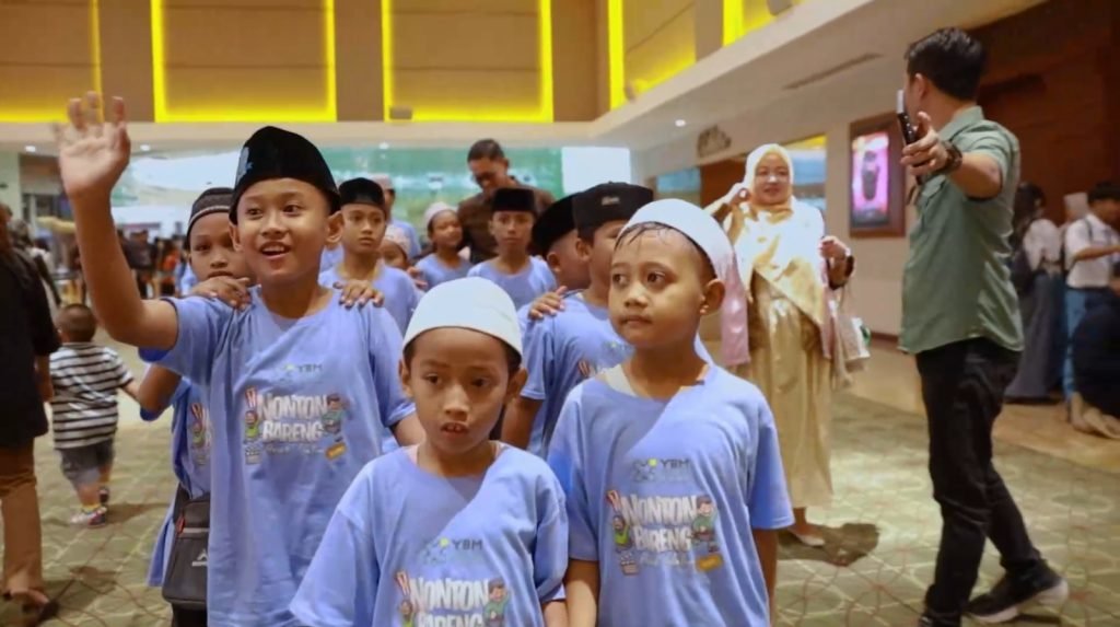 Peringati Hardiknas, Srikandi PLN bersama YBM Ajak Anak Yatim Nobar Film Jumbo