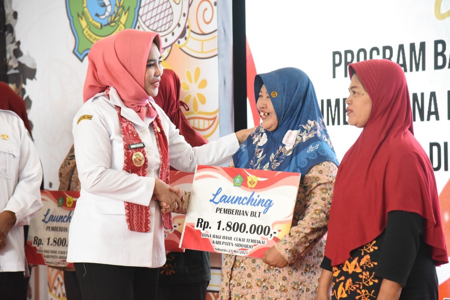 5.443 Buruh Pabrik Rokok di Sidoarjo Terima BLT DBHCHT 2025 Sebesar Rp 1,8 Juta