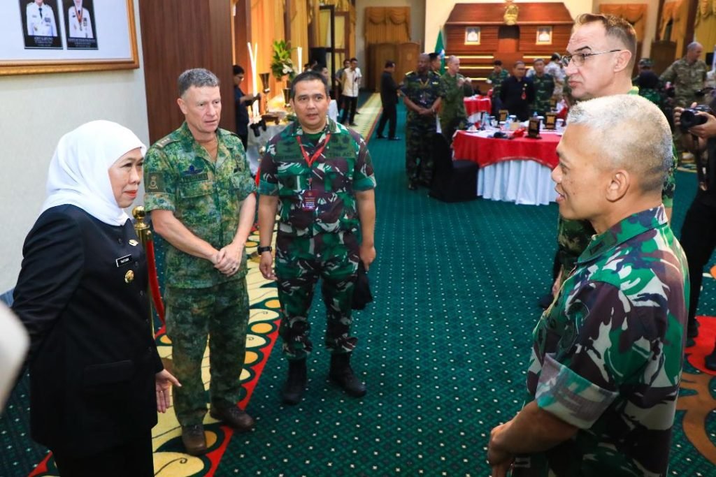 Khofifah Pamerkan Keunggulan Jatim kepada 17 Atase Pertahanan