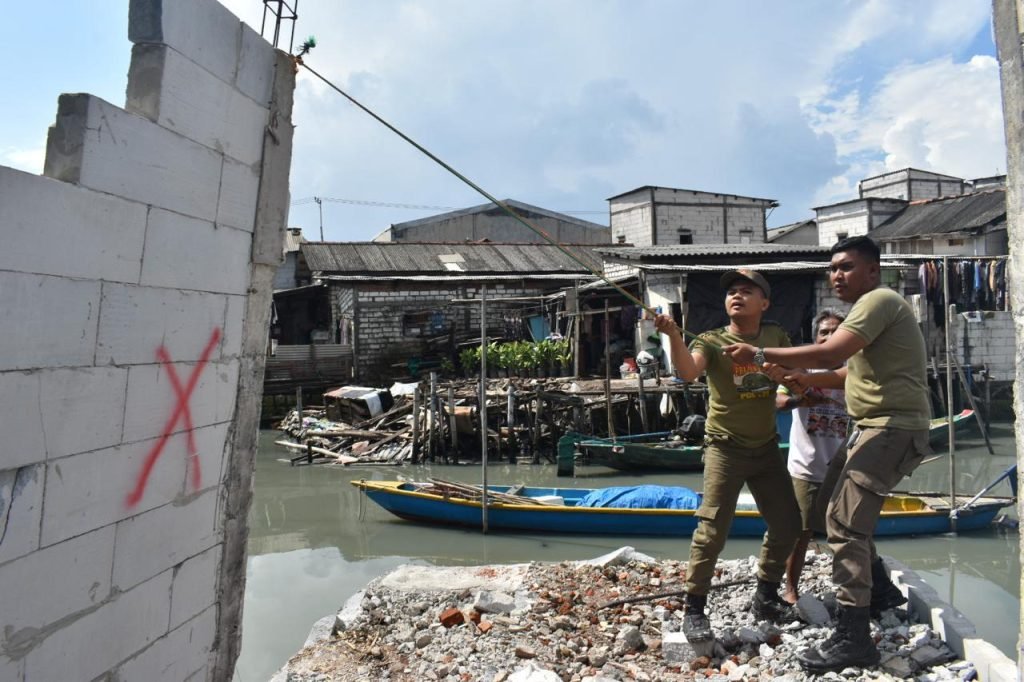 Bangli di Sungai Kalianak Mulai Dibongkar