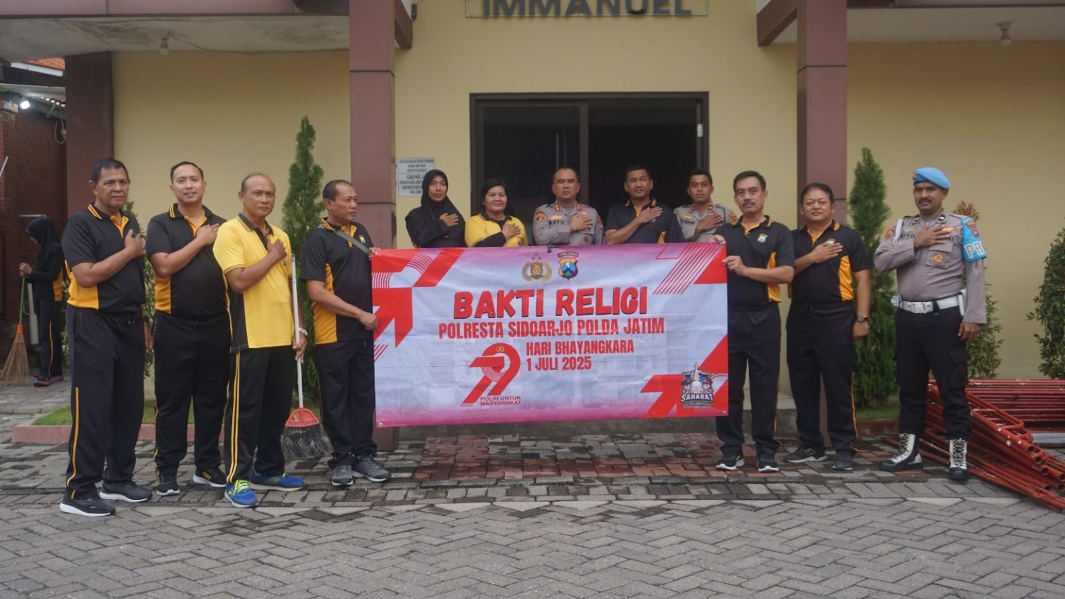 Sambut Hari Bhayangkara ke-79, Polresta Sidoarjo Gelar Bakti Religi Bersihkan Tempat Ibadah