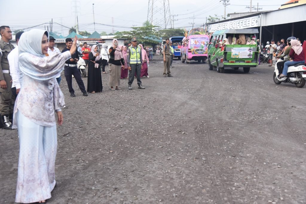 Ribuan Santri Meriahkan Pawai Santri Bersholawat di Candi Sidoarjo, Wabup Mimik Beri Pesan Khusus