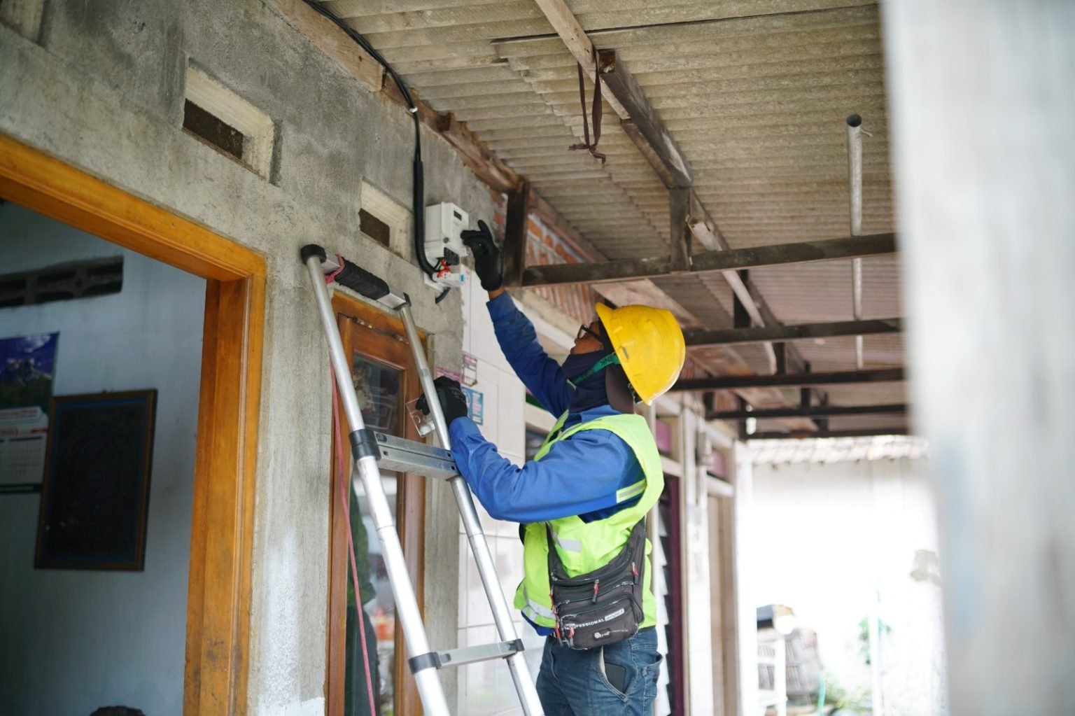 PLN Wujudkan Penyambungan Listrik Gratis untuk 812 Warga Pra Sejahtera di Jawa Timur