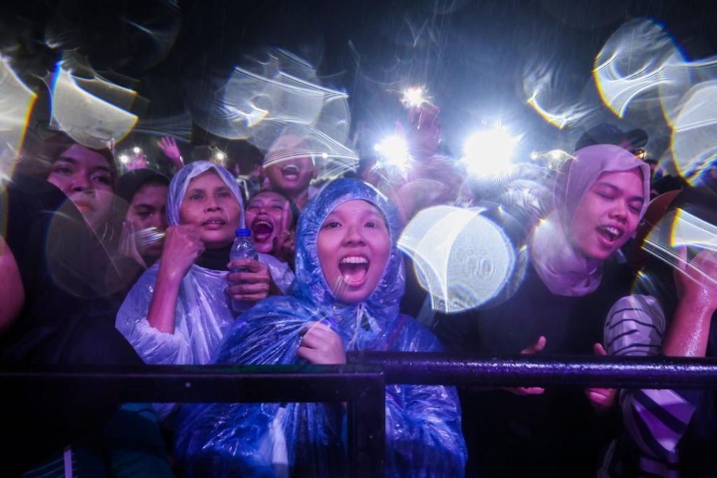 Puncak HJKS, Warga Antusias Menonton Konser Meski Hujan