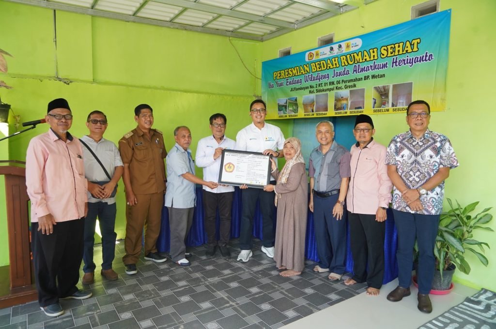 PLN Nusantara Power Bedah Rumah Sehat untuk Istri Pensiunan di Gresik