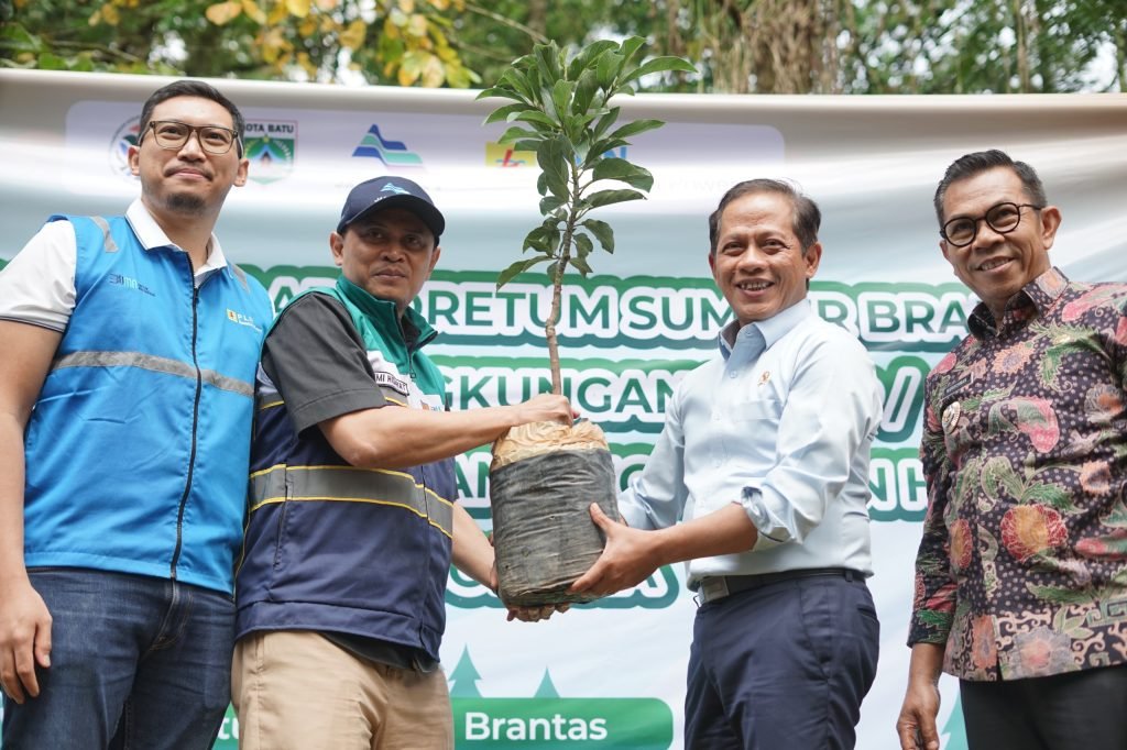 Pemerintah Gandeng PLN NP Pulihkan Hulu Sungai Brantas Lewat Aksi Tanam Pohon di Kota Batu