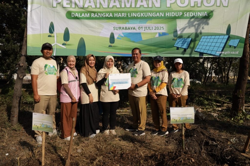 PLN UID Jatim Tanam 100 Pohon, Komitmen Menuju Net Zero Emission di Surabaya