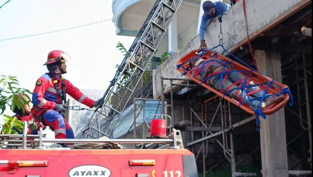 Pingsan, Pekerja Bangunan Dievakuasi dari Lantai Dua