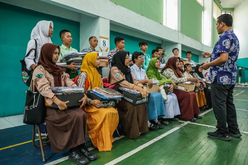 Ribuan Pelajar di Surabaya Dapat Perlengkapan Sekolah Gratis