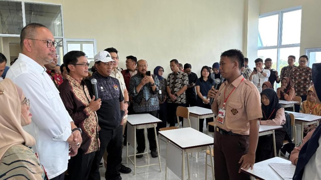 Kemenko PM Kunjungi Sekolah Rakyat di Kampus Unesa
