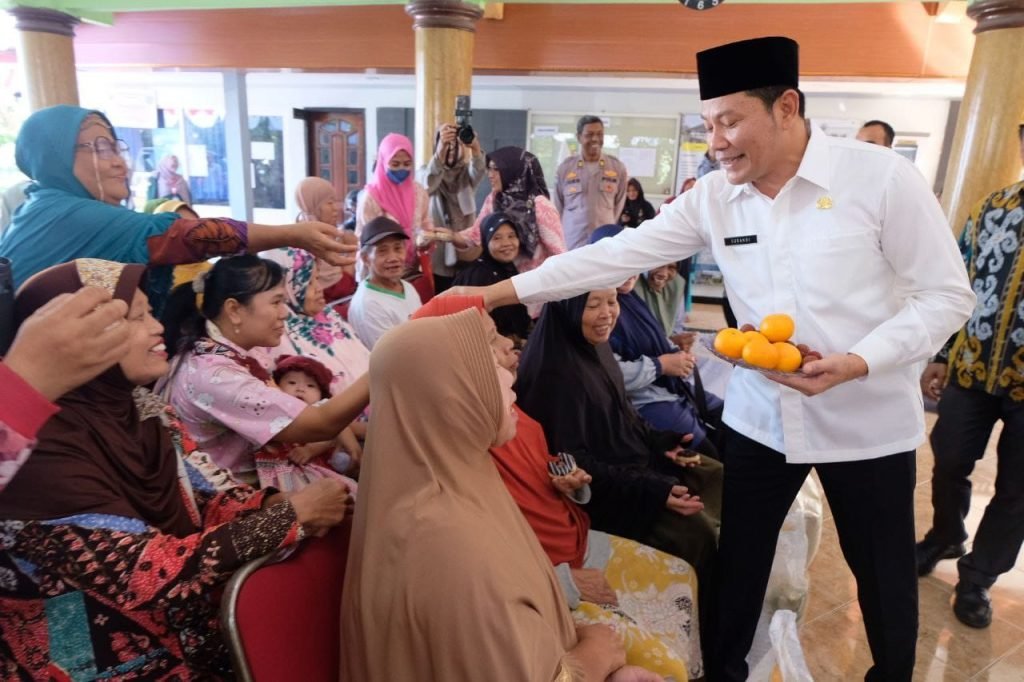 322 Warga Desa Kemiri Terima Bantuan Pangan, Bupati Subandi Serahkan Langsung