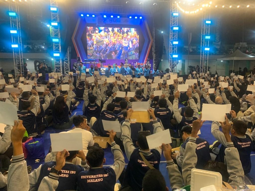 Dikemas Outdoor, 1.200 Mahasiswa UIBU Resmi lulus Yudisium dan Rayakan dengan Suasan Meriah