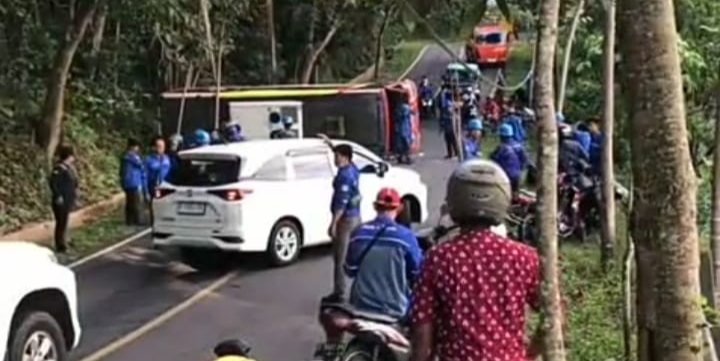 Bus Karyawan PLTU Terguling di Tanjakan Pacitan, 19 Penumpang Terluka
