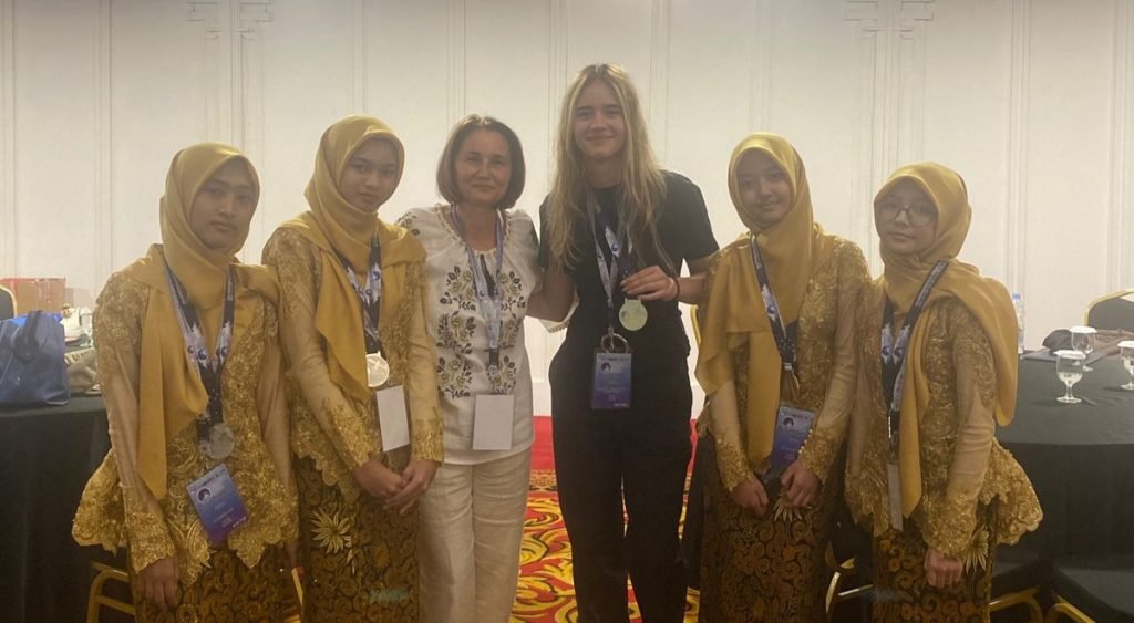 Siswa SMP Al Muslim Raih Medali Perak dalam Ajang IRPrO 2025 Internasional Melalui Karya yang Berjudul “Suara Tak Terdengar (THERASCRAP)”