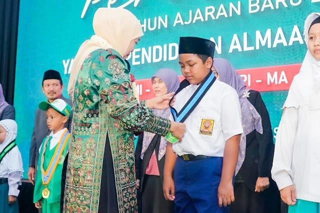 Khofifah Ajak Teladani Perjuangan KH Masjkur dan KH Tholchah Hasan