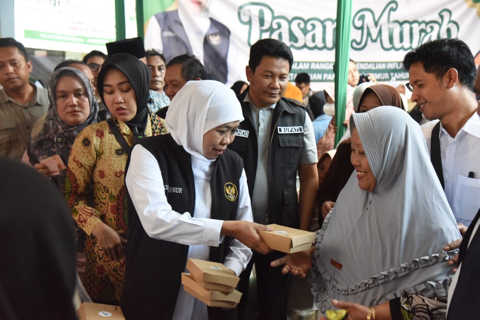 Khofifah Tinjau Pasar Murah di Waru Sidoarjo, Beras Dijual Rp11 Ribu per Kilo