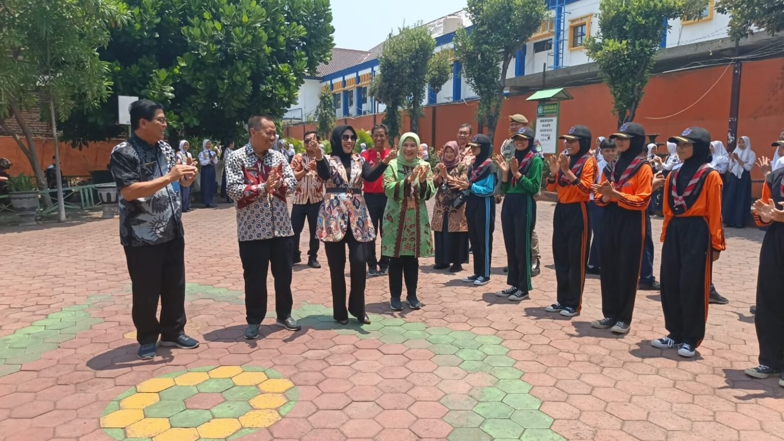 Wabup Sidoarjo Mimik Idayana Tinjau Program MBG di SMPN 1 dan SMPN 2