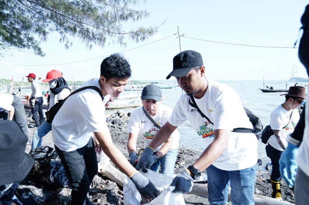 Hari Kesaktian Pancasila, PLN Gelar Aksi Bersih Pantai Tambak Wedi Surabaya