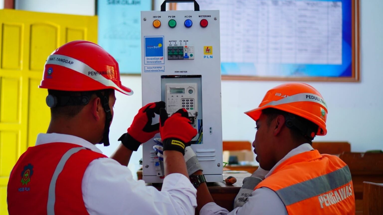 PLN Nyalakan Listrik EBT SuperSUN di Banyuwangi, Dukung Digitalisasi Sekolah 2025