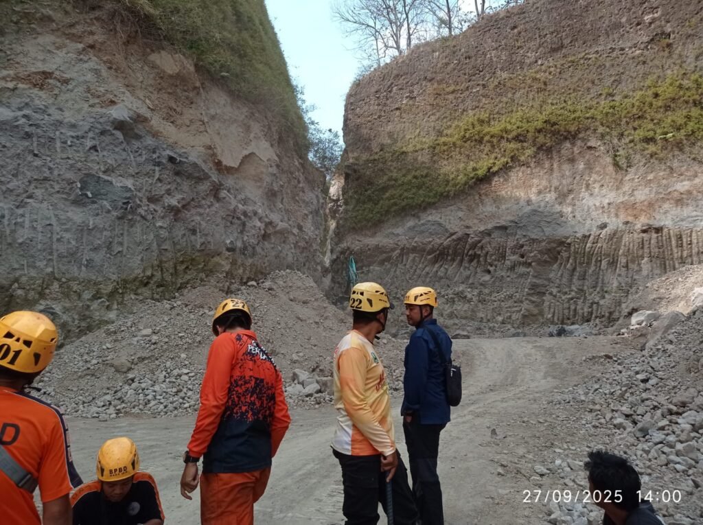 Sopir Truk Tertimbun Material Tebing Galian C Setinggi 20 Meter Runtuh di Magetan