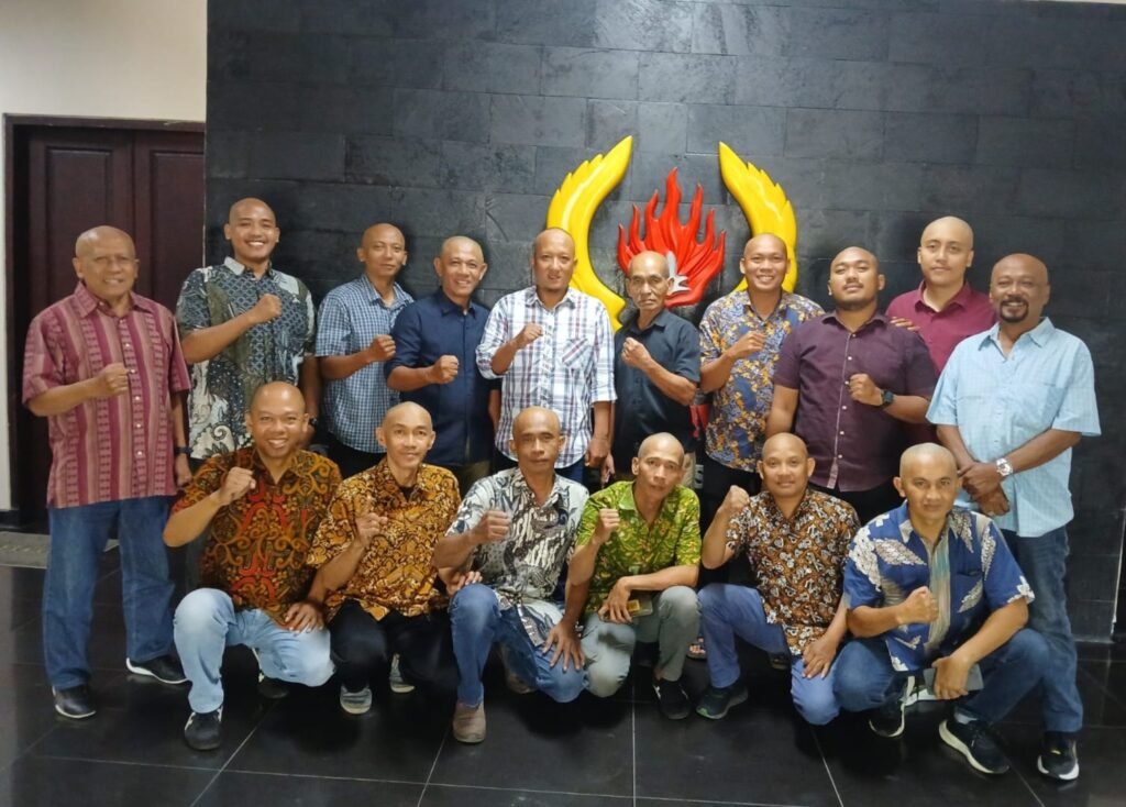 Karyawan KONI Jatim ‘Gundul Bareng’ Wujud Rasa Syukur atas Pencabutan Permenpora 14/2024