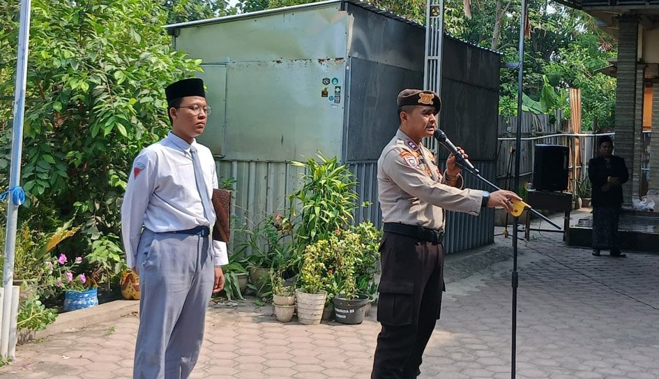 Kanit Binmas Polsek Krembung Jadi Pembina Upacara, Tanamkan Cinta Tanah Air pada Pelajar