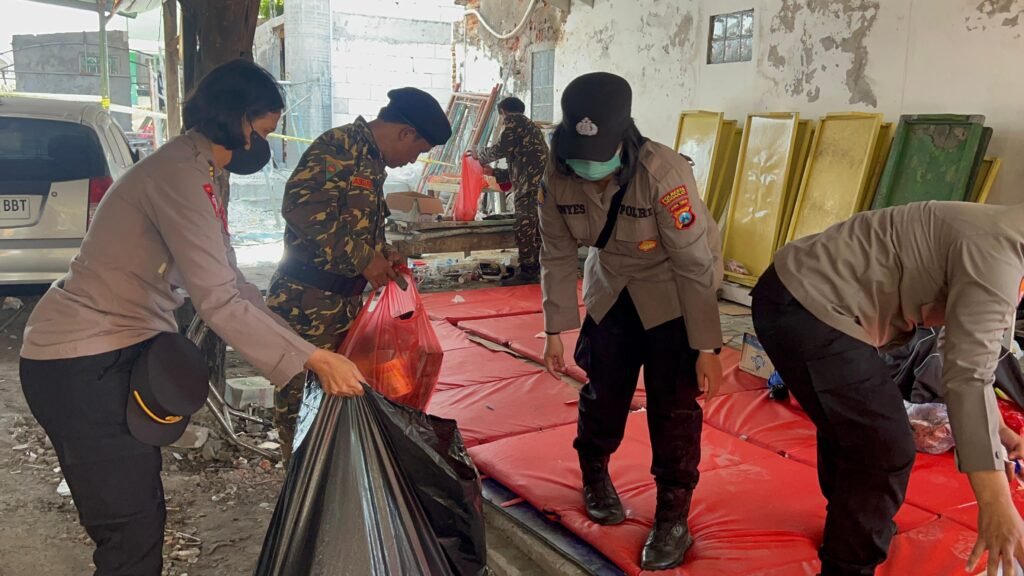 Polwan Polresta Sidoarjo Ikut Peduli Kebersihan Posko Korban Ponpes Al Khoziny
