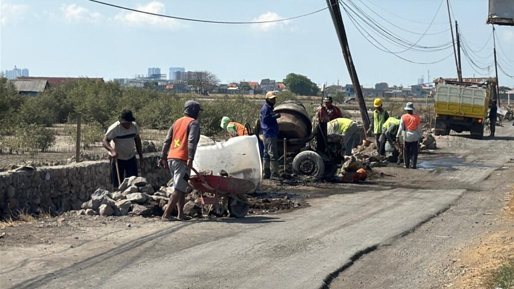 Proyek Betonisasi Jalan Kalanganyar–Segorotambak Dikebut, Target Rampung Desember 2025