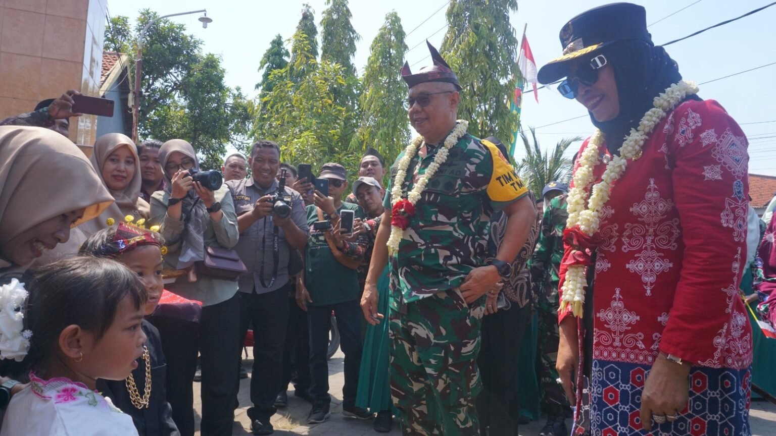 Wakil Bupati Sidoarjo Dampingi Brigjen TNI Farouk Pakar Tinjau Progres TMMD Ke-126