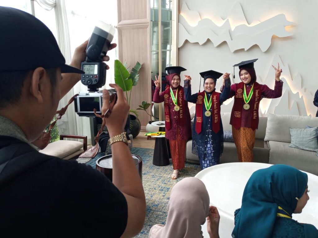 Wisuda Angkatan ke-17 Stikes BHM Madiun Digelar di Hotel Aston