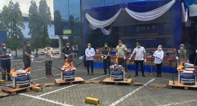 Bea Cukai dan Satpol PP Jatim Musnahkan Jutaan Rokok Ilegal