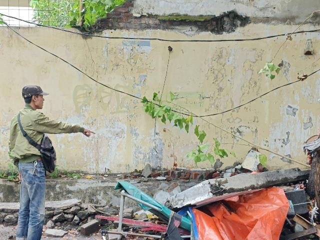 Tembok Polsek Dukuh Pakis Ambruk Timpa Juru Parkir hingga Tewas