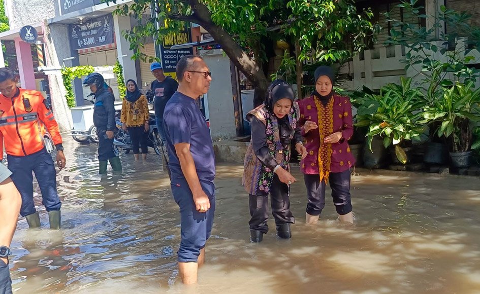 Hujan Deras Picu Genangan di Sidoarjo, Wabup Mimik Lakukan Sidak ke Titik Banjir
