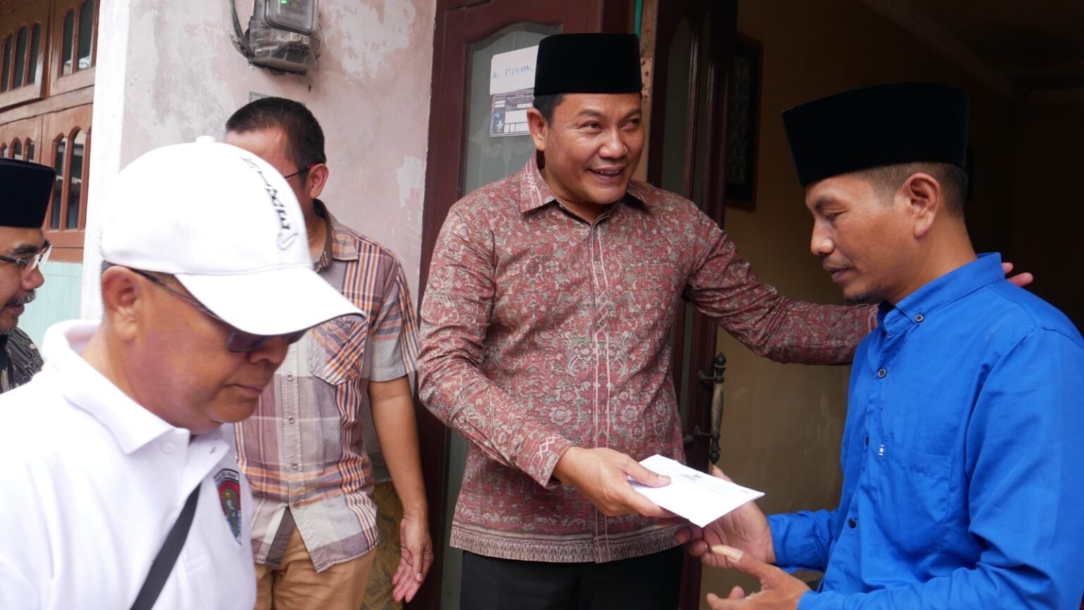 Bupati Subandi Santuni Keluarga Santri Korban Reruntuhan Bangunan Ponpes Al Khoziny