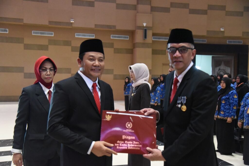 Bupati Serahkan 768 Tanda Kehormatan Satyalancana Karya Satya pada PNS