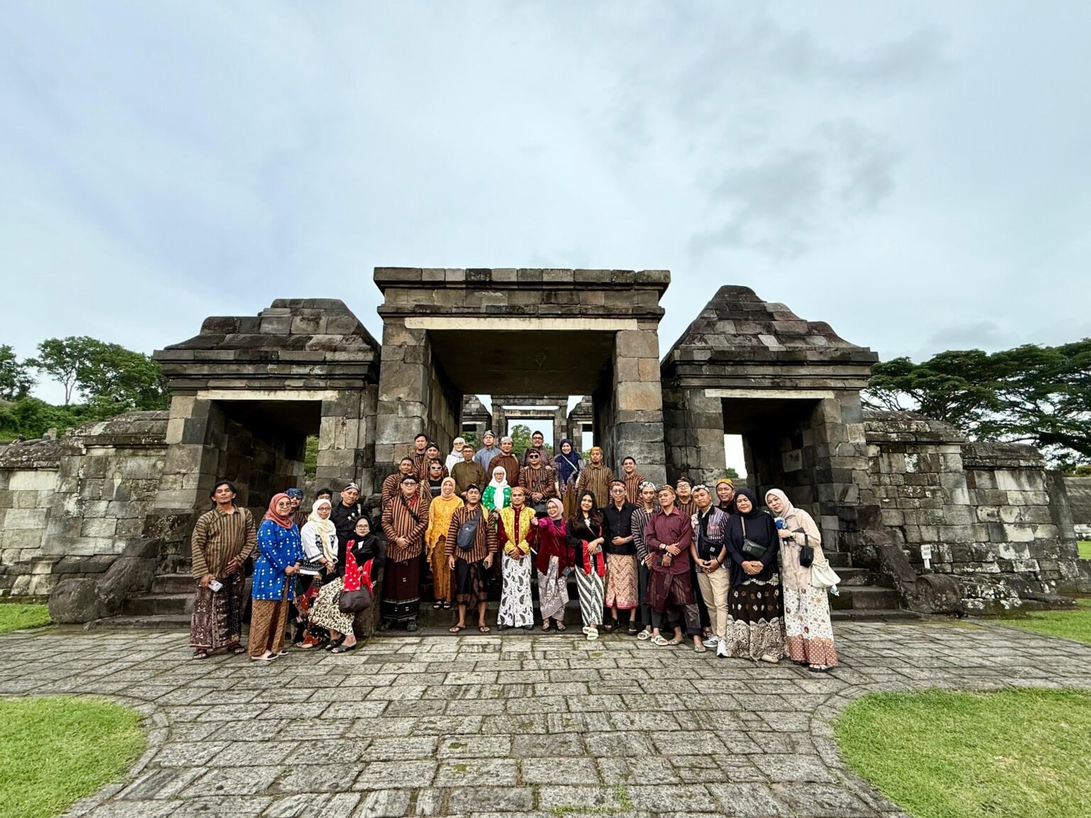 Media Gathering Unusa Surabaya, Wartawan Serbu Wisata dengan Balutan Pakaian Adat Jawa