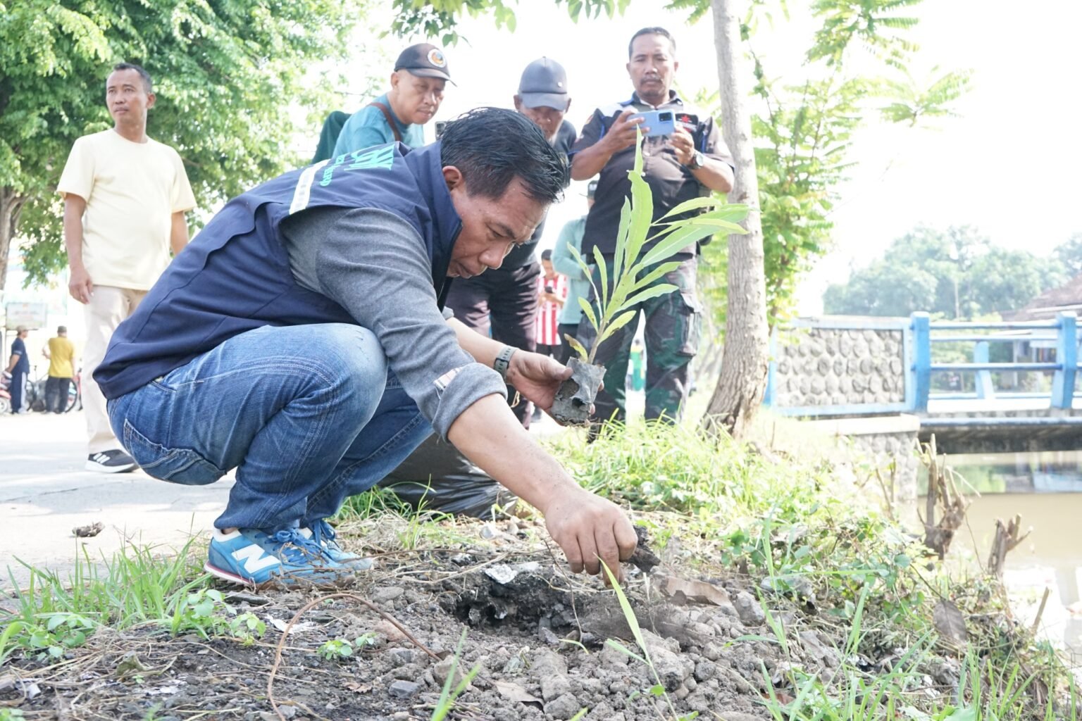 Kecamatan Tulangan Tanam 8.000 Bibit Pohon Lewat Program “Tarian Tangan”