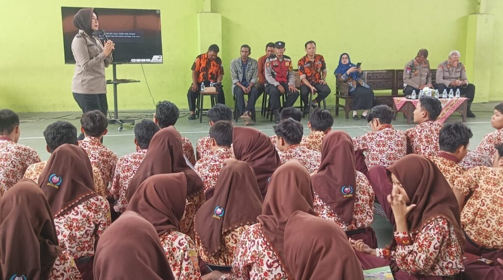 Wujudkan Generasi Disiplin, Polsek Krian Sosialisasikan Bahaya Kenakalan Remaja dan Aturan Lalu Lintas