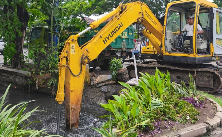 Bupati Subandi Pastikan Penanganan Banjir di Depan Lippo Sidoarjo Berjalan Maksimal
