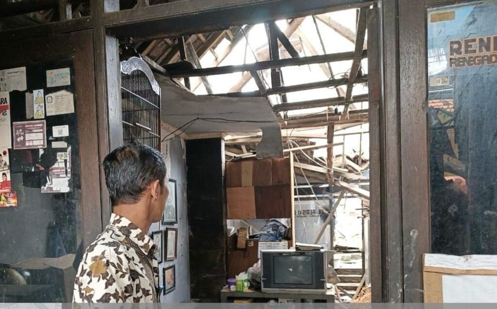 Atap Rumah di Bubutan Roboh akibat Lapuk