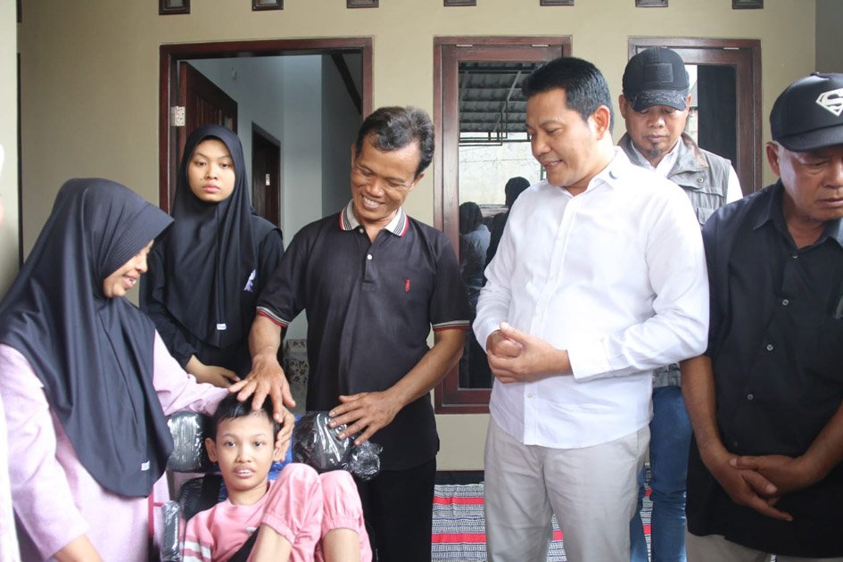 Harapkan Kemudahan Aktivitas, Bupati Sidoarjo Serahkan Kursi Roda untuk Mishelly Taliyata Zanih